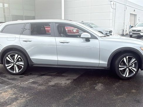 Certified 2025 Volvo V60 B5 Cross Country Plus image 2