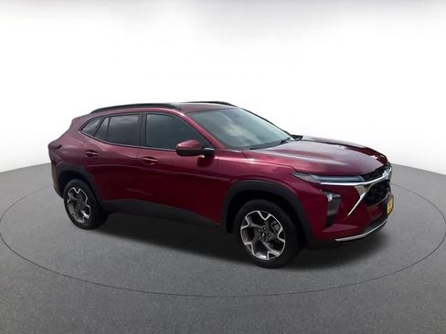 Used 2025 Chevrolet Trax LT FWD image 2