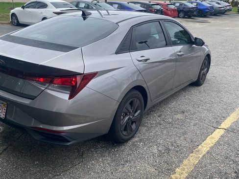 Used 2022 Hyundai Elantra SEL w/ Preferred Accessory Package FWD image 3