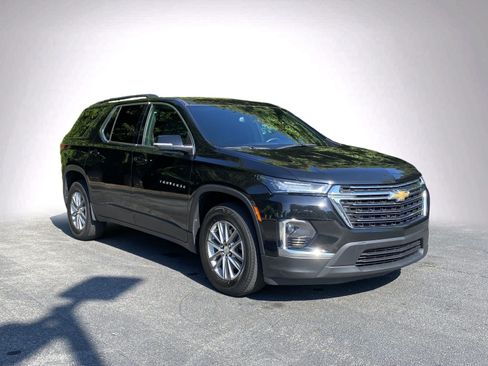 Used 2023 Chevrolet Traverse LT FWD image 2