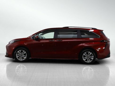 Used 2025 Toyota Sienna XLE w/ XLE Plus Package image 2