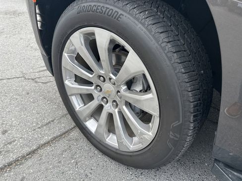 Used 2021 Chevrolet Suburban Premier image 9