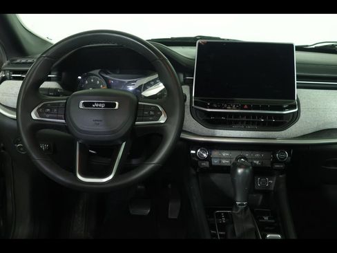 Used 2023 Jeep Compass Latitude AWD/4WD image 17