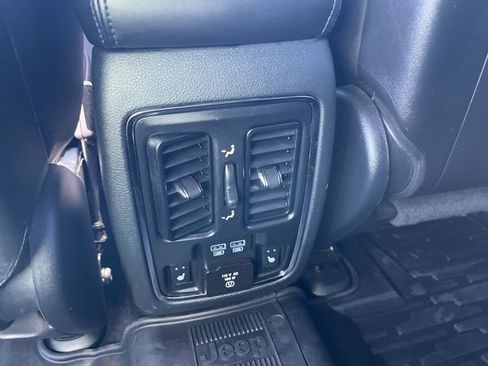 Used 2019 Jeep Grand Cherokee Limited w/ Luxury Group II image 19