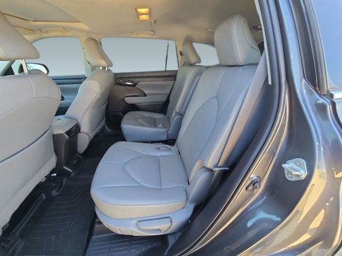 Used 2020 Toyota Highlander XLE image 11
