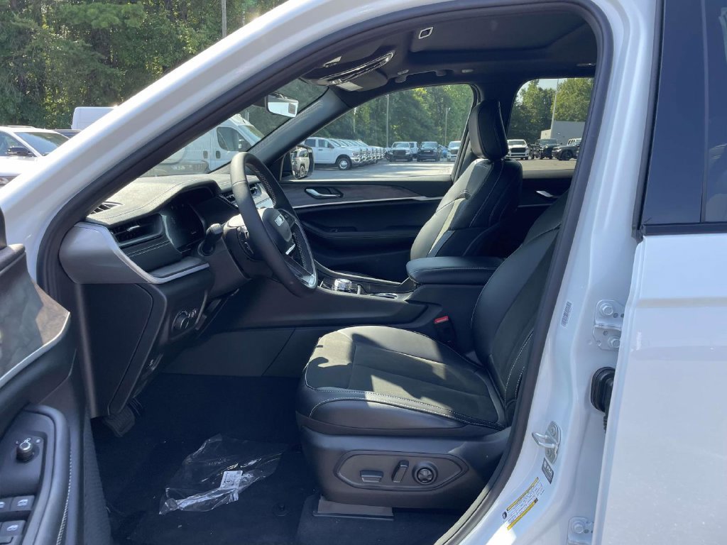 New 2027 Jeep Grand Cherokee Altitude RWD image 25