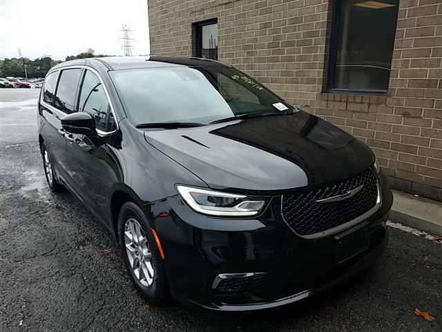 Used 2026 Chrysler Pacifica Select FWD image 2