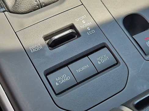 Used 2025 Toyota Highlander LE AWD/4WD image 26