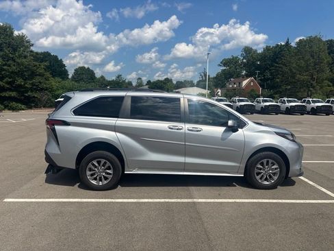 Used 2022 Toyota Sienna XLE FWD image 2
