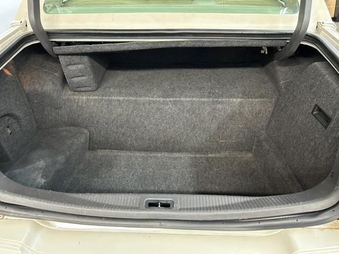 Used 2004 Lincoln Town Car Ultimate RWD image 33