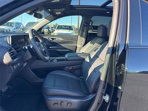 Used 2025 Chevrolet Traverse LT w/ Sun and Wheel Package image 13