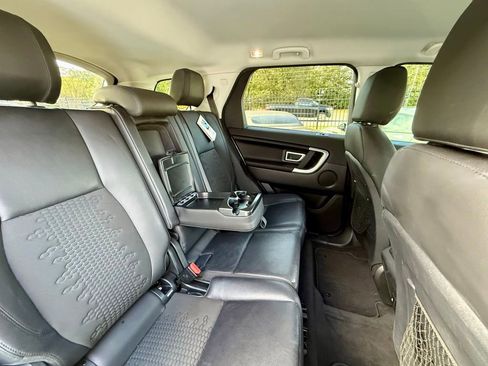 Used 2019 Land Rover Discovery Sport SE image 24