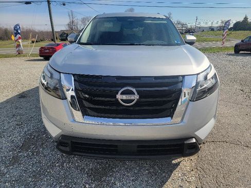 Used 2025 Nissan Pathfinder SV image 2