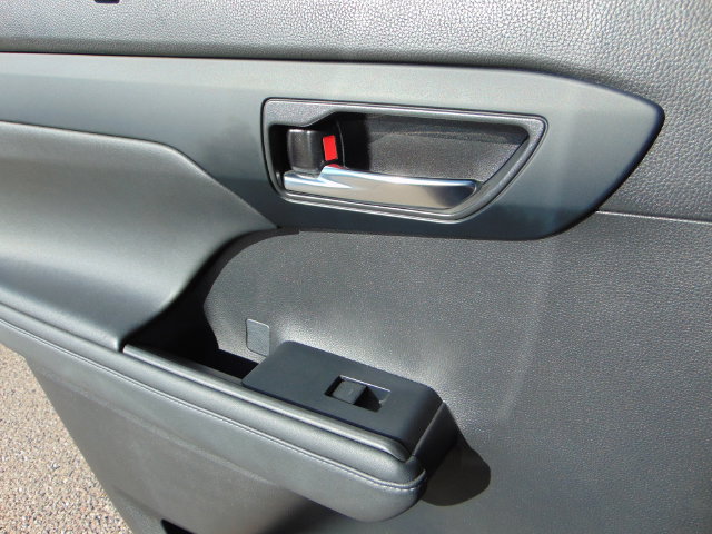 Used 2022 Toyota Highlander XLE AWD/4WD image 24