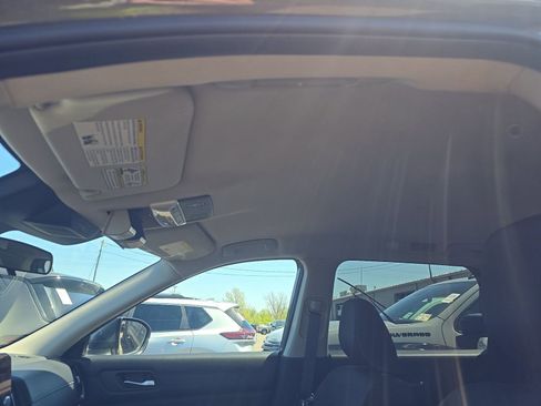 Used 2022 Nissan Pathfinder SV FWD image 17