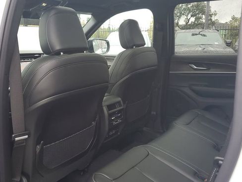 New 2025 Jeep Grand Cherokee Limited image 17