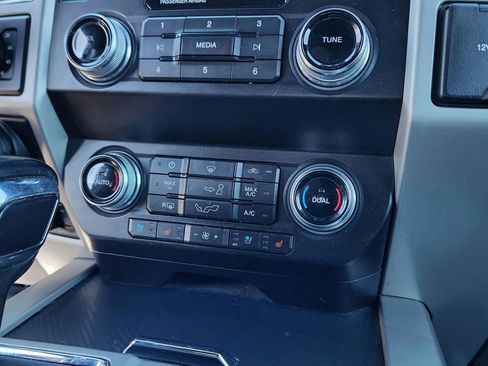 Used 2019 Ford F150 Lariat w/ Equipment Group 502A Luxury AWD/4WD image 21