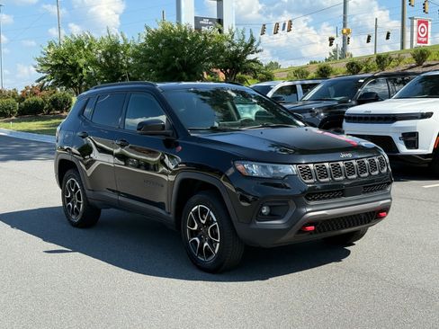 Used 2024 Jeep Compass Trailhawk AWD/4WD image 7
