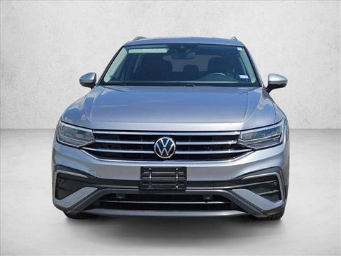 Used 2024 Volkswagen Tiguan SE FWD image 2