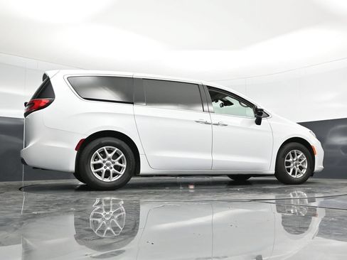 Used 2024 Chrysler Pacifica Touring-L FWD image 51