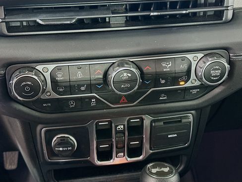 Used 2025 Jeep Wrangler Unlimited Sahara AWD/4WD image 22