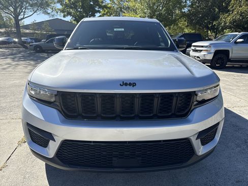 New 2025 Jeep Grand Cherokee Altitude image 2