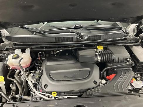 Used 2025 Chrysler Pacifica Limited image 38