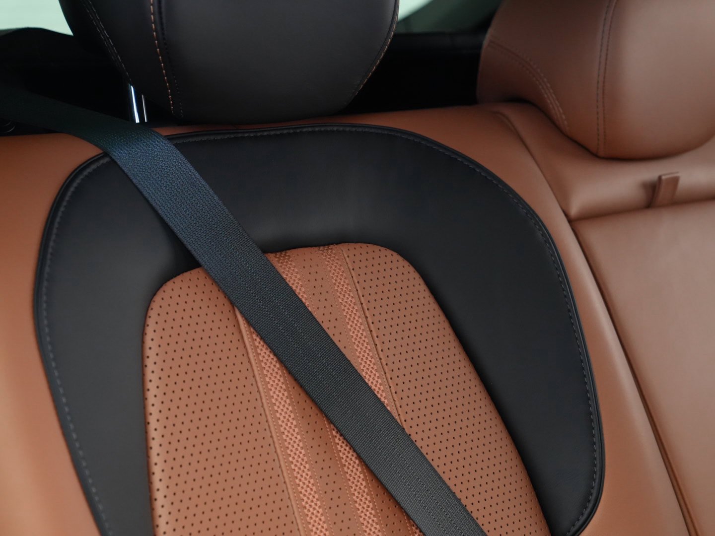 Used 2025 Aston Martin DBX 707 AWD/4WD image 35