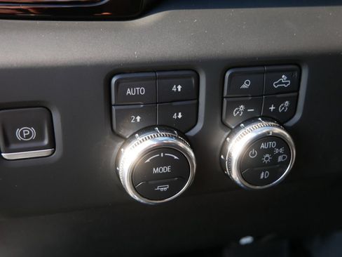 Used 2022 GMC Sierra 1500 AT4 w/ AT4 Premium Package AWD/4WD image 17
