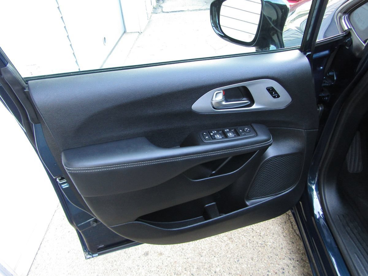 Used 2025 Chrysler Pacifica Limited FWD image 23