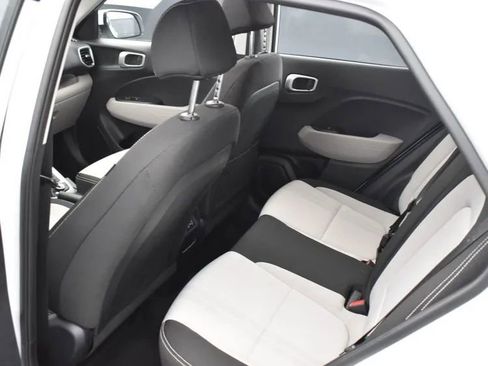 Used 2025 Hyundai Venue SEL image 15