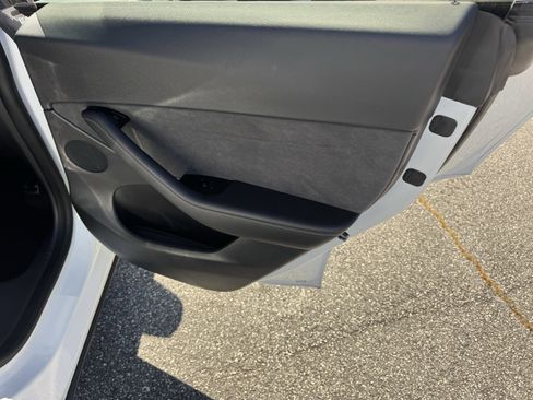 Used 2020 Tesla Model Y Long Range image 16