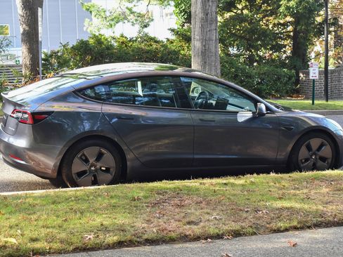 Used 2022 Tesla Model 3 Long Range AWD/4WD image 9