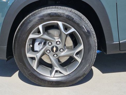 Used 2025 Chevrolet Trax LT w/ Sunroof Package FWD image 33