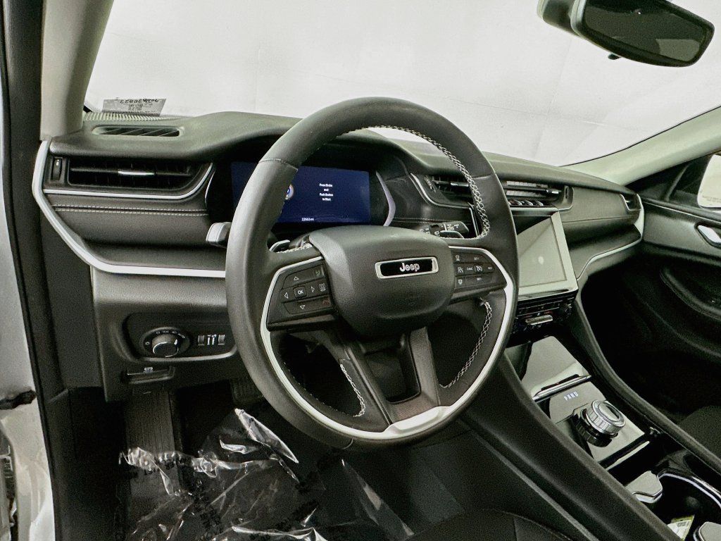 Used 2023 Jeep Grand Cherokee L Laredo w/ Luxury Tech Group I AWD/4WD image 16