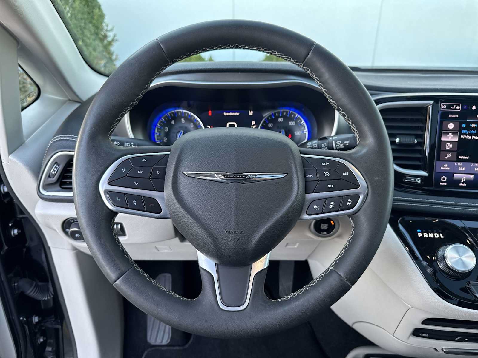 Used 2023 Chrysler Pacifica Touring-L w/ Uconnect Theater Family Group FWD image 16