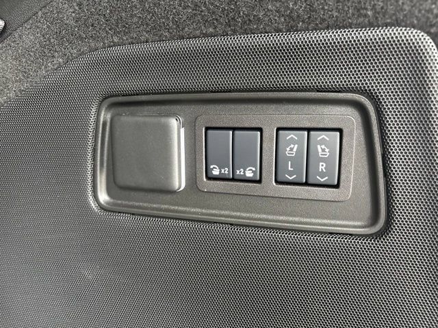 Certified 2025 Cadillac Escalade Sport Platinum w/ LPO, ONYX Package AWD/4WD image 7