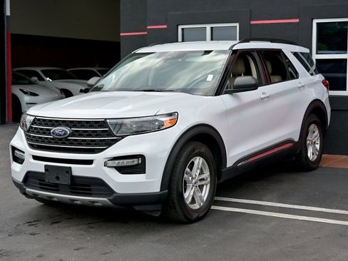 Used 2023 Ford Explorer XLT w/ Equipment Group 202A image 3