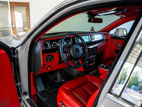 Used 2022 Rolls-Royce Phantom Sedan image 37