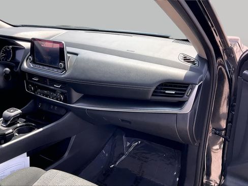 Used 2024 Nissan Rogue SV FWD image 18