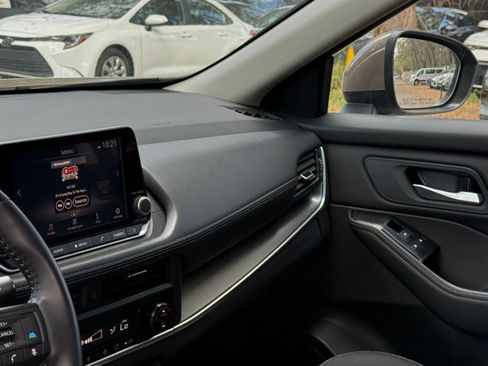 Used 2025 Nissan Rogue SV image 32