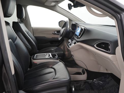 Used 2023 Chrysler Pacifica Touring-L FWD image 11