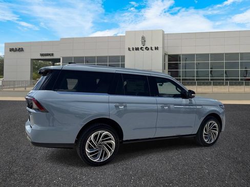 New 2026 Lincoln Navigator Reserve AWD/4WD image 3