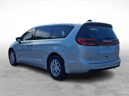 Used 2024 Chrysler Pacifica Touring-L FWD image 4