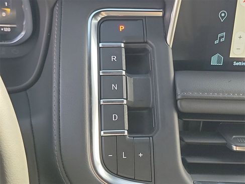 Used 2023 Chevrolet Tahoe High Country image 15