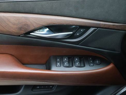 Used 2015 Cadillac Escalade Luxury image 25