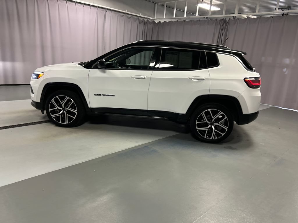Used 2025 Jeep Compass Limited w/ Elite Group AWD/4WD image 4