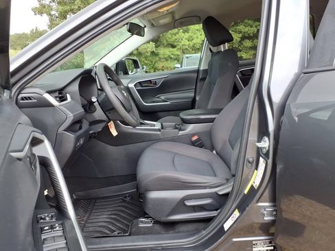 Used 2019 Toyota RAV4 LE FWD image 14