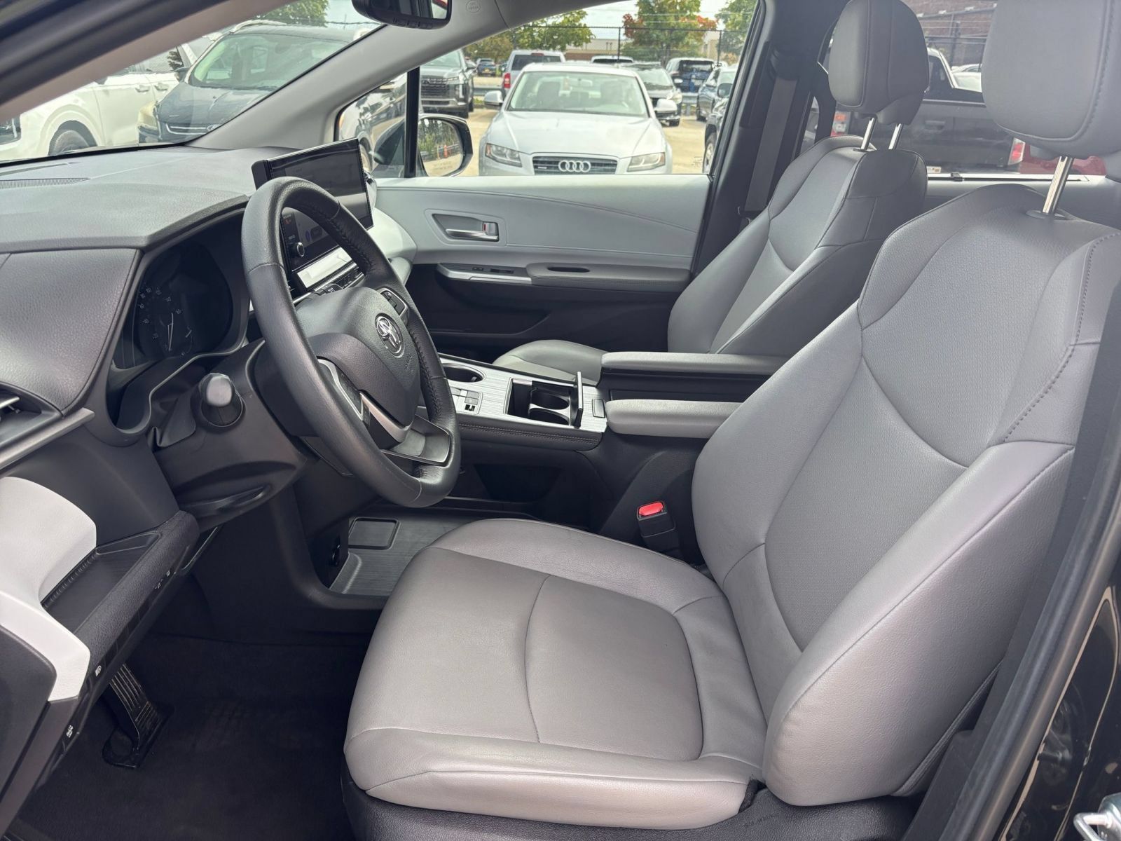 Used 2025 Toyota Sienna XLE FWD image 27