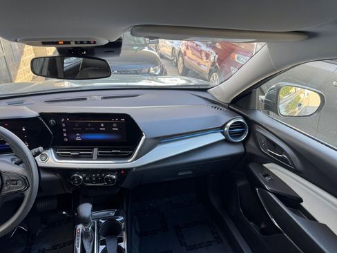 Used 2025 Chevrolet Trax LT image 35